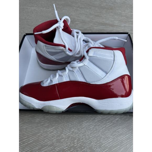 Air Jordan 11 Retro Red/White Size 9.5 CT8012 16 Pre Owned Original Box main image 4